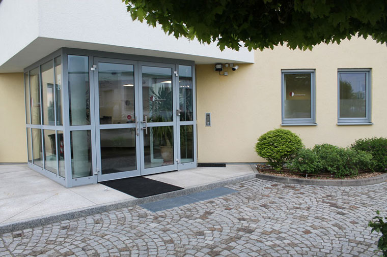 Eingang zur Praxis für Physiotherapie Edith Sommerfeld in Bobingen Eingang der Praxis Edith Sommerfeld